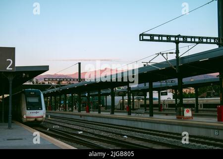 Bahnhof von Granada bei Sonnenuntergang mit den Bergen der Sierra Nevada in der Ferne Stockfoto