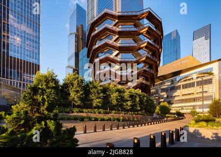New York City. Das Schiff (skulpturale Treppe) auf der Esplanade der Hudson Yards bei Sonnenuntergang im Sommer. Midtown West, Manhattan Stockfoto
