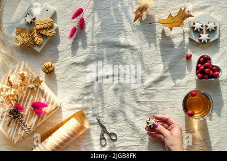 Orangefarbene Chrysanthemenblüten, trockenes Hasenschwanzgras und rote Eichenblätter, Kürbisse, Cranberry. Herbstschmuck, Draufsicht Stockfoto