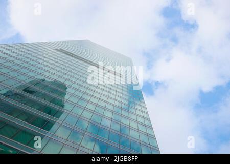 Blick auf das Stadtgebäude von singapur in einem niedrigen Winkel vor blauem Himmel Stockfoto