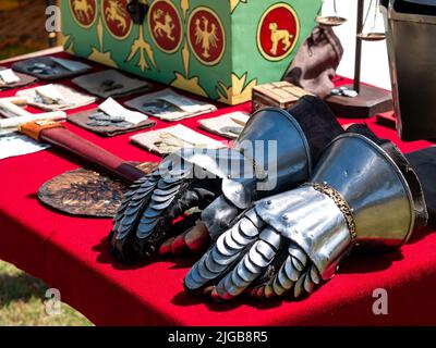 Stulpen in mittelalterlichen Tellern auf einem Tisch mit roter Tischdecke Stockfoto