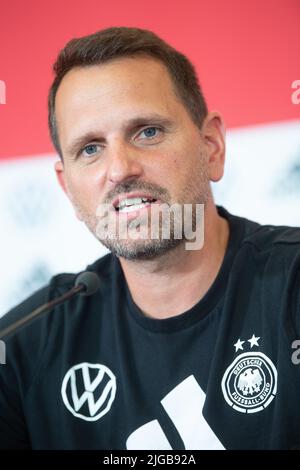 London, Großbritannien. 09.. Juli 2022. Fußball: Nationalmannschaft, Frauen, Euro 2022, Pressekonferenz Deutschland: Panagiotis 'Joti' Chatzialexiou, Sportdirektor Nationalmannschaften des Deutschen Fußballverbands (DFB), spricht. Quelle: Sebastian Gollnow/dpa/Alamy Live News Stockfoto