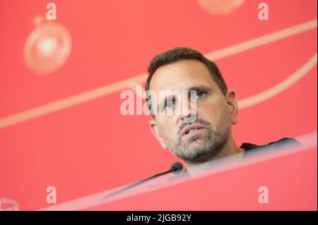 London, Großbritannien. 09.. Juli 2022. Fußball: Nationalmannschaft, Frauen, Euro 2022, Pressekonferenz Deutschland: Panagiotis 'Joti' Chatzialexiou, Sportdirektor Nationalmannschaften des Deutschen Fußballverbands (DFB), spricht. Quelle: Sebastian Gollnow/dpa/Alamy Live News Stockfoto