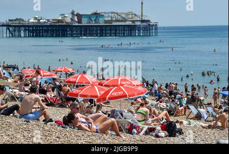 Brighton UK 9. July 2022 - die Massen am Brighton Beach bei schönem, heißem Sonnenschein, da für Teile Großbritanniens in der nächsten Woche eine Hitzewelle prognostiziert wird. : Credit Simon Dack / Alamy Live News Stockfoto