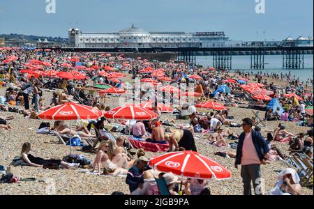 Brighton UK 9. July 2022 - die Massen am Brighton Beach bei schönem, heißem Sonnenschein, da für Teile Großbritanniens in der nächsten Woche eine Hitzewelle prognostiziert wird. : Credit Simon Dack / Alamy Live News Stockfoto