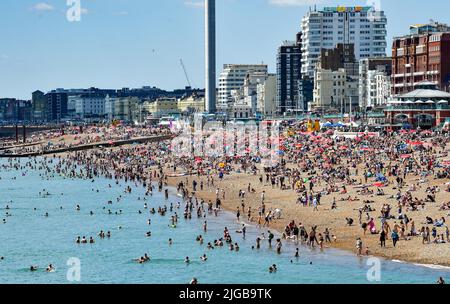 Brighton UK 9. July 2022 - die Massen am Brighton Beach bei schönem, heißem Sonnenschein, da für Teile Großbritanniens in der nächsten Woche eine Hitzewelle prognostiziert wird. : Credit Simon Dack / Alamy Live News Stockfoto