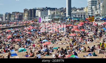 Brighton UK 9. July 2022 - die Massen am Brighton Beach bei schönem, heißem Sonnenschein, da für Teile Großbritanniens in der nächsten Woche eine Hitzewelle prognostiziert wird. : Credit Simon Dack / Alamy Live News Stockfoto