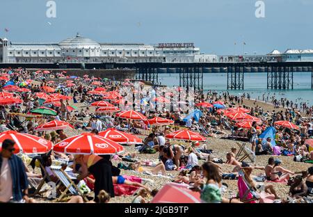 Brighton UK 9. July 2022 - die Massen am Brighton Beach bei schönem, heißem Sonnenschein, da für Teile Großbritanniens in der nächsten Woche eine Hitzewelle prognostiziert wird. : Credit Simon Dack / Alamy Live News Stockfoto