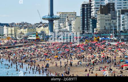 Brighton UK 9. July 2022 - die Massen am Brighton Beach bei schönem, heißem Sonnenschein, da für Teile Großbritanniens in der nächsten Woche eine Hitzewelle prognostiziert wird. : Credit Simon Dack / Alamy Live News Stockfoto