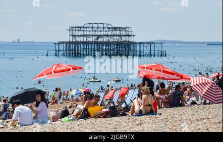 Brighton UK 9. July 2022 - die Massen am Brighton Beach bei schönem, heißem Sonnenschein, da für Teile Großbritanniens in der nächsten Woche eine Hitzewelle prognostiziert wird. : Credit Simon Dack / Alamy Live News Stockfoto