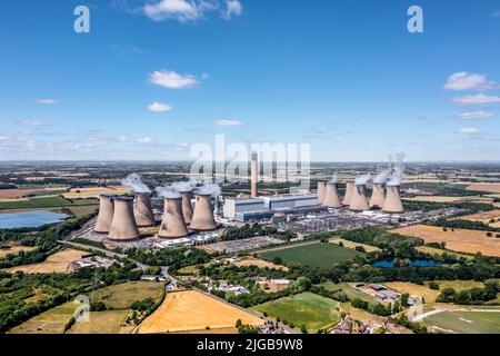 Luftlandschaftsansicht des Drax Power Station in North Yorkshire mit rauchenden Kaminen und Kühltürmen, die CO2 in die Atmosphäre Pumpen Stockfoto