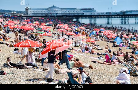 Brighton UK 9. July 2022 - die Massen am Brighton Beach bei schönem, heißem Sonnenschein, da für Teile Großbritanniens in der nächsten Woche eine Hitzewelle prognostiziert wird. : Credit Simon Dack / Alamy Live News Stockfoto