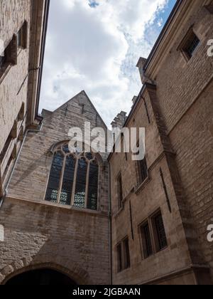 Antwerpen, Belgien, 02. Juli 2022, der Innenhof des Torhauses Het Steen und auch das Fremdenverkehrsbüro von Antwerpen Stockfoto