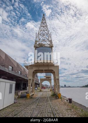 Antwerpen, Belgien, 02. Juli 2022, Alter Kran am Kai neben der Schelde auf Bahnschienen neben den Hangars Stockfoto