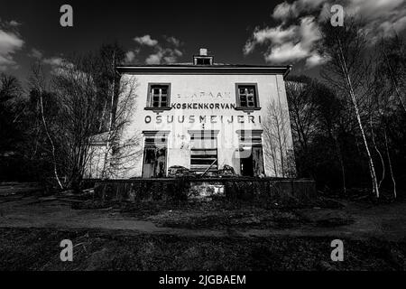 Eine Graustufenaufnahme einer verlassenen Gebäudefassade in Finnland Stockfoto