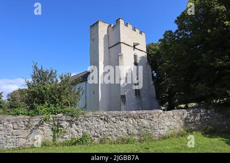 Low-Angle-Aufnahme der weiß gestrichenen St. Mary’s Church in Kilve in Somerset, England. Stockfoto
