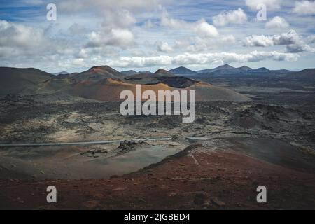 Schwarze Vulkanlandschaft im Nationalpark timanfaya auf lanzarote Stockfoto