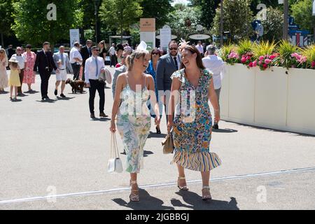 Ascot, Bergen, Großbritannien. 9.. Juli 2022. Heute war es ein heißer Tag bei Ascot Races für den Summer Mile Racing Weekend Family Raceday. Die Temperaturen erreichten 27 Grad und ab Montag nächster Woche gibt es für den Südosten Englands eine Hitzewarnung der Stufe 3, wenn eine Hitzewelle einsetzt. Quelle: Maureen McLean/Alamy Live News Stockfoto