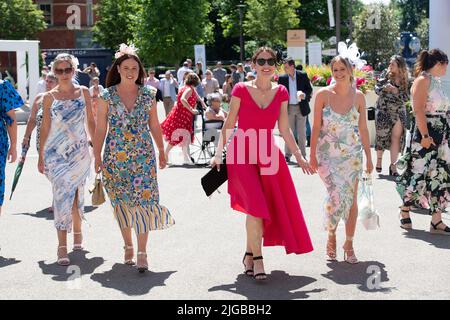 Ascot, Bergen, Großbritannien. 9.. Juli 2022. Heute war es ein heißer Tag bei Ascot Races für den Summer Mile Racing Weekend Family Raceday. Die Temperaturen erreichten 27 Grad und ab Montag nächster Woche gibt es für den Südosten Englands eine Hitzewarnung der Stufe 3, wenn eine Hitzewelle einsetzt. Quelle: Maureen McLean/Alamy Live News Stockfoto