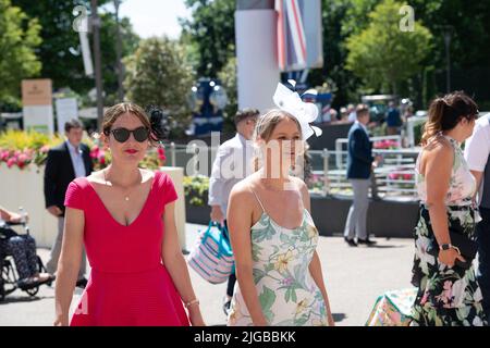 Ascot, Bergen, Großbritannien. 9.. Juli 2022. Heute war es ein heißer Tag bei Ascot Races für den Summer Mile Racing Weekend Family Raceday. Die Temperaturen erreichten 27 Grad und ab Montag nächster Woche gibt es für den Südosten Englands eine Hitzewarnung der Stufe 3, wenn eine Hitzewelle einsetzt. Quelle: Maureen McLean/Alamy Live News Stockfoto