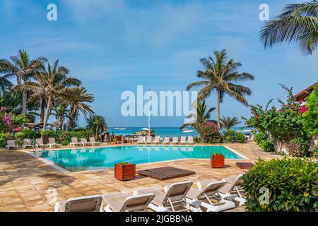 SANTA MARIA, KAP VERDE - JUNI 22. 2022: Pool an der Küstenlinie am Strand von Santa Maria auf der Insel Sal, Kap Verde - Cabo Verde Stockfoto