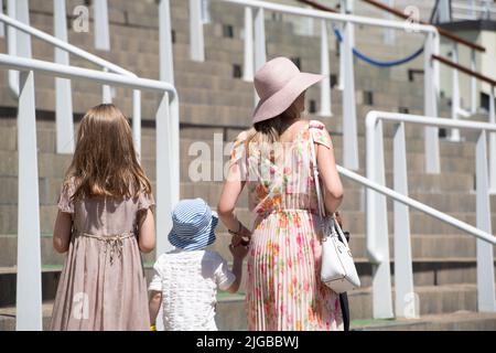 Ascot, Bergen, Großbritannien. 9.. Juli 2022. Heute war es ein heißer Tag bei Ascot Races für den Summer Mile Racing Weekend Family Raceday. Die Temperaturen erreichten 27 Grad und ab Montag nächster Woche gibt es für den Südosten Englands eine Hitzewarnung der Stufe 3, wenn eine Hitzewelle einsetzt. Quelle: Maureen McLean/Alamy Live News Stockfoto