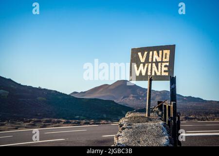 Weinschild in den Bergen von lanzarote Stockfoto