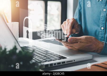 Man Hand mit Smartphone mit Login und Passwort auf dem Bildschirm, Cyber-Sicherheitskonzept, Datenschutz und gesichertem Internetzugang. Stockfoto