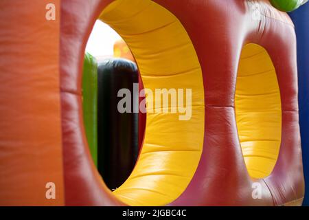 Aufblasbares Design. Kinderbereich. Trampolin im Spielpark. Aufgeblasene Gummiauflage. Stockfoto