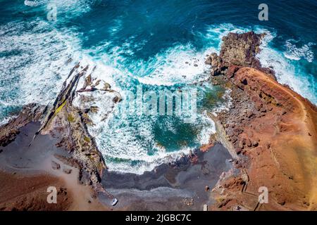 Luftaufnahme der Küste mit Wellen, Schiffen und Booten am Strand Stockfoto