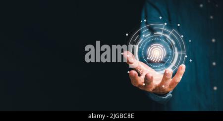 Businessman Hand mit Fingerabdruck-Identifizierung für den Zugriff auf persönliche Finanzdaten, Fingerabdruck-Scan bietet Sicherheitszugriff mit biometrischen Identifizierungen Stockfoto
