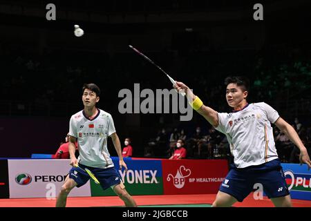 (220709) -- KUALA LUMPUR, 9. Juli 2022 (Xinhua) -- die Chinesen Liang Weikeng (R) und Wang Chang treten beim Malaysia Masters 2022 in Kuala Lumpur, Malaysia, 9. Juli 2022 beim Doppelfinale gegen die Indonesier Mohammad Ahsan/Hendra Setiawan an. (Foto von Chong Voon Chung/Xinhua) Stockfoto