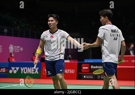 (220709) -- KUALA LUMPUR, 9. Juli 2022 (Xinhua) -- Chinas Liang Weikeng (L)/Wang Chang reagieren während des Doppelfinalmatches der Männer gegen den Indonesier Mohammad Ahsan/Hendra Setiawan beim Malaysia Masters 2022 in Kuala Lumpur, Malaysia, 9. Juli 2022. (Foto von Chong Voon Chung/Xinhua) Stockfoto