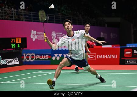 (220709) -- KUALA LUMPUR, 9. Juli 2022 (Xinhua) -- Chinas Liang Weikeng/Wang Chang (vorne) treten beim Malaysia Masters 2022 in Kuala Lumpur, Malaysia, 9. Juli 2022 beim Doppelfinale gegen den Indonesier Mohammad Ahsan/Hendra Setiawan an. (Foto von Chong Voon Chung/Xinhua) Stockfoto