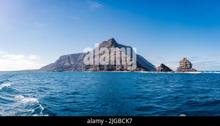 Blick auf die Küste und den Berg von lanzarote von einem Schiff aus Stockfoto