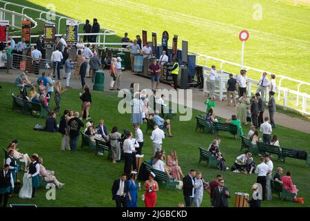 Ascot, Bergen, Großbritannien. 9.. Juli 2022. Heute war es ein heißer Tag bei Ascot Races für den Summer Mile Racing Weekend Family Raceday. Die Temperaturen erreichten 27 Grad und ab Montag nächster Woche gibt es für den Südosten Englands eine Hitzewarnung der Stufe 3, wenn eine Hitzewelle einsetzt. Quelle: Maureen McLean/Alamy Live News Stockfoto