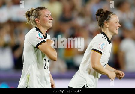 firo: Fußball 08.07.2022: EM Euro 2022 Frauen: Frauen Deutschland - Dänemark 4:0 Jubel nach dem Tor zu 4:0, jubeln, jubeln, jubeln, jubeln, jubeln, Emotionen, goalschuetzin Alexandra Popp (Deutschland 11) und Marina Hegering (Deutschland 5) Stockfoto