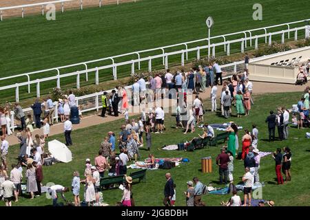 Ascot, Bergen, Großbritannien. 9.. Juli 2022. Heute war es ein heißer Tag bei Ascot Races für den Summer Mile Racing Weekend Family Raceday. Die Temperaturen erreichten 27 Grad und ab Montag nächster Woche gibt es für den Südosten Englands eine Hitzewarnung der Stufe 3, wenn eine Hitzewelle einsetzt. Quelle: Maureen McLean/Alamy Live News Stockfoto