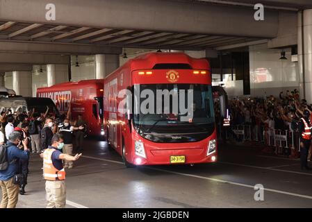 Bangkok, Thailand. 09.. Juli 2022. Am 9. Juli 2022 begrüßen die Fans von Red Devils Manchester United am internationalen Flughafen Don mueang, um an einem speziellen Fußballspiel „The Match Bangkok Century Cup 2022“ teilzunehmen, dem ersten Spiel in Asien zwischen Manchester United und „The Kop“ Liverpool im Rajamangala National Stadium, Huamark, Bangkok, Thailand, Am kommenden 12.. Juli. (Foto von Teera Noisakran/Pacific Press) Quelle: Pacific Press Media Production Corp./Alamy Live News Stockfoto