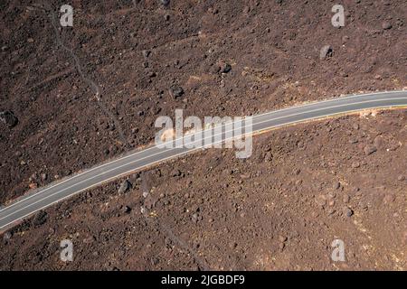 Luftaufnahme auf der Straße zwischen vulkanischer Landschaft und vulkanischen Steinen Stockfoto