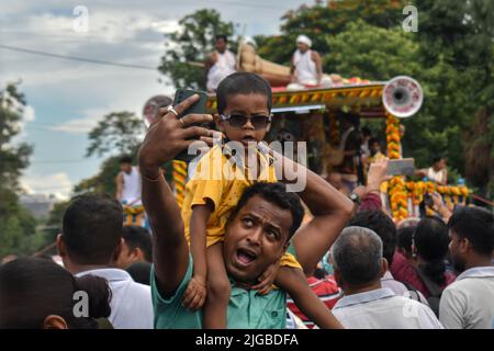 Kalkutta, Indien. 09.. Juli 2022. Ein hinduistischer Anhänger nimmt am letzten Tag der einwöchigen Feier von Rath Yatra oder einer Wagenprozession in Kalkutta ein Selfie und ruft religiöse Slogans. (Foto von Sudipta das/Pacific Press) Quelle: Pacific Press Media Production Corp./Alamy Live News Stockfoto