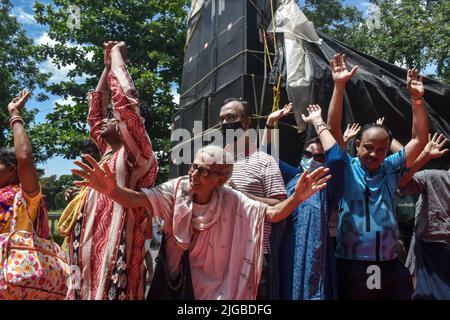 Kalkutta, Indien. 09.. Juli 2022. Hinduistische Anhänger heben ihre Hände und rufen am letzten Tag der einwöchigen Feier von Rath Yatra oder einer Wagenprozession in Kalkutta religiöse Parolen. (Foto von Sudipta das/Pacific Press) Quelle: Pacific Press Media Production Corp./Alamy Live News Stockfoto