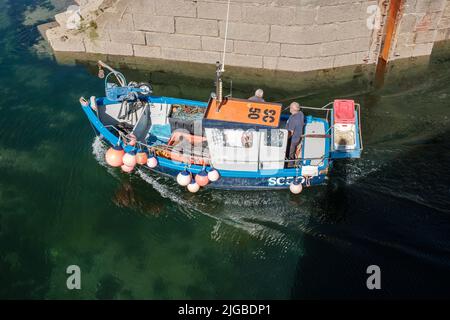 Boote, die Porthleven Harbour, Cornwall verlassen Stockfoto