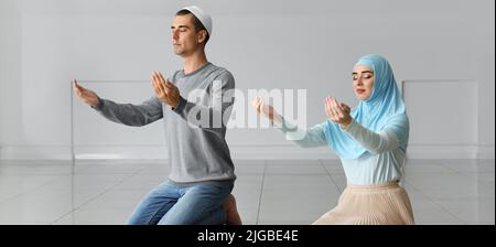 Muslimisches Paar, das zu Hause betet Stockfoto