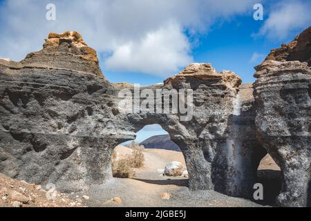 Geschichtete Stadt auf lanzarote mit Vulkan im Hintergrund Stockfoto