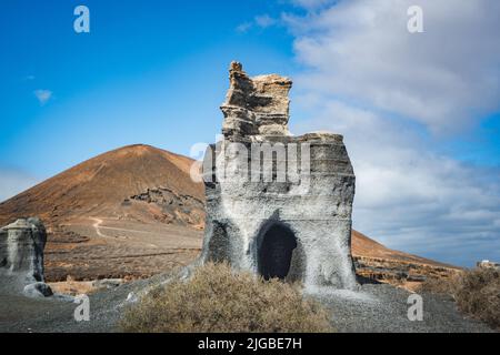 Geschichtete Stadt auf lanzarote mit Vulkan im Hintergrund Stockfoto