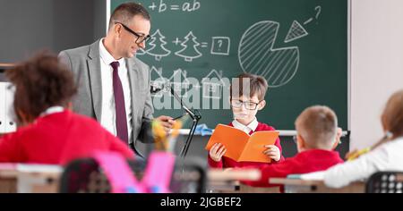 Männlicher Mathematiklehrer, der Unterricht im Klassenzimmer durchführt Stockfoto