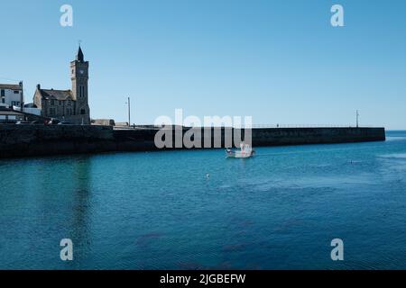 Boote, die Porthleven Harbour, Cornwall verlassen Stockfoto