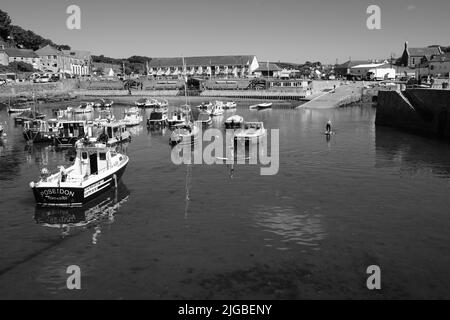 Boote, die Porthleven Harbour, Cornwall verlassen Stockfoto