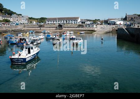 Boote, die Porthleven Harbour, Cornwall verlassen Stockfoto